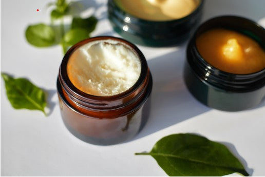 CALM BLOSSOM - Body Butter in amber jar with creamy texture, ideal for soothing and hydrating sensitive skin with calendula and chamomile.